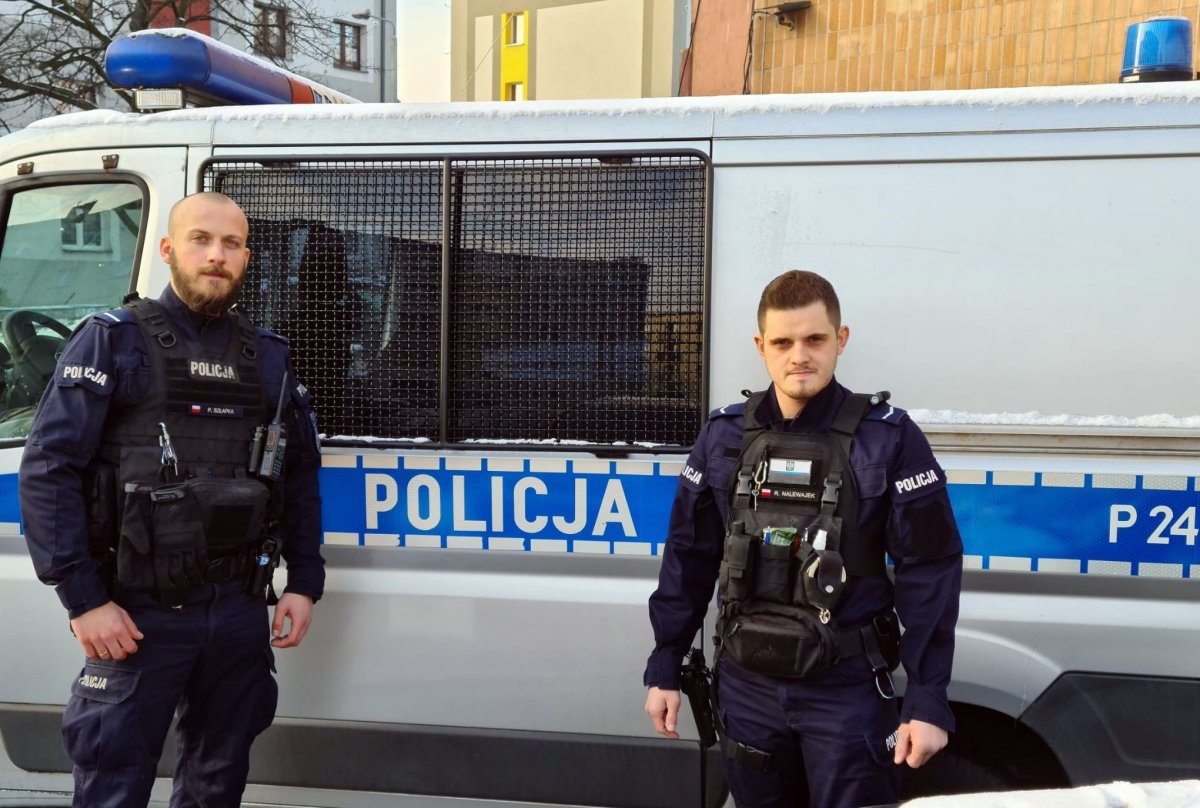 Policjanci z ogniwa patrolowo - interwencyjnego, z Komisariatu Policji w Boguszowicach.