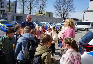 Na zdjęciu dzieci ze Szkoły Podstawowej w Świerklanach z wizytą w rybnickiej komendzie.