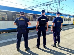 Na zdjęciu umundurowany policjant oraz strażnicy ochrony kolei podczas działań Railpol.