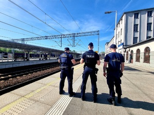 Na zdjęciu działania RAILPOL – współpraca policjantów i strażników ochrony kolei.