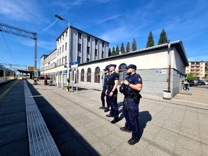 Na zdjęciu dworzec kolejowy w Rybniku oraz mundurowi, którzy kontrolują rejon przyległy.
