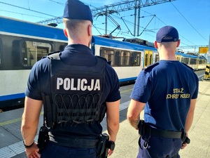 Na zdjęciu policjant oraz strażnik ochrony kolei na dworcu kolejowym w Rybniku.