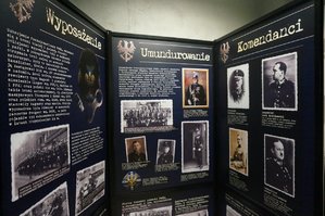 Wykonana 16 kwietnia 2019 r. w katowickim oddziale IPN-u kolorowa fotografia dokumentująca otwarcie wystawy „Zgładzona Formacja. Policja Województwa Śląskiego 1922-1939”, tablice z prezentacją umundurowania, komendantów i wyposażenia.