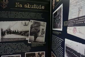 Wykonana 16 kwietnia 2019 r. w katowickim oddziale IPN-u kolorowa fotografia dokumentująca otwarcie wystawy „Zgładzona Formacja. Policja Województwa Śląskiego 1922-1939”, tablica z prezentacją służby ówczesnych policjantów śląskich.