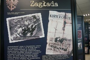 Wykonana 16 kwietnia 2019 r. w katowickim oddziale IPN-u kolorowa fotografia dokumentująca otwarcie wystawy „Zgładzona Formacja. Policja Województwa Śląskiego 1922-1939”, tablice: Architekci zbrodni, Zagłada, W rękach Sowietów i mapa dokonanych na śląskich policjantach zbrodni.