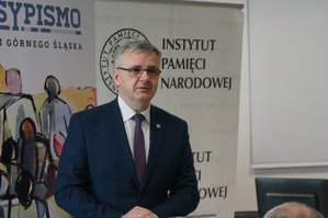 Wykonana 16 kwietnia 2019 r. w katowickim oddziale IPN-u kolorowa fotografia dokumentująca otwarcie wystawy „Zgładzona Formacja. Policja Województwa Śląskiego 1922-1939”, przemówienie dyrektora katowickiego oddziału IPN-u dr Andrzeja Sznajdera.