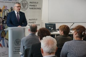 Wykonana 16 kwietnia 2019 r. w katowickim oddziale IPN-u kolorowa fotografia dokumentująca otwarcie wystawy „Zgładzona Formacja. Policja Województwa Śląskiego 1922-1939”, przemówienie dyrektora katowickiego oddziału IPN-u dr Andrzeja Sznajdera.