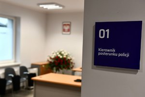 Tabliczka przed drzwiami wejściowymi do pomieszczenia z napisem kierownik posterunku policji