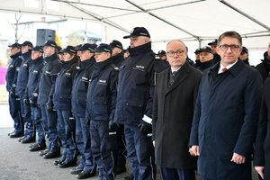 Stojący w szeregu policjanci oraz goście, którzy wzięli udział w uroczystości