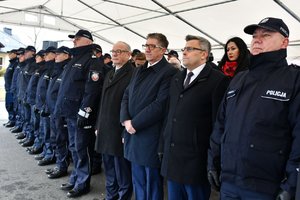 Stojący w szeregu policjanci oraz goście, którzy wzięli udział w uroczystości