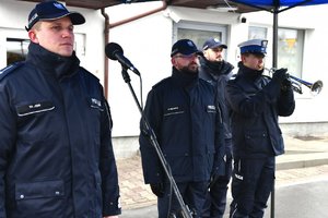 Policjanci prowadzący uroczystość oraz dbający o jej oprawę muzyczną