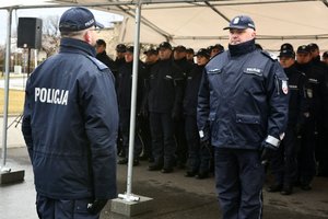 Dowódca uroczystości składa meldunek Komendantowi Wojewódzkiemu Policji w Katowicach