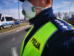 umundurowany policjant z maseczką na twarzy