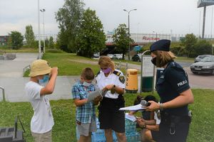 Policjantka i strażniczka miejska tłumaczą dzieciom zasady bezpieczeństwa w skyteparku