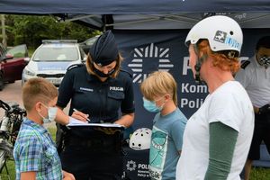 Policjantka tłumaczy dzieciom zasady bezpieczeństwa w skyteparku