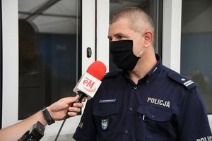 Policjant udzielający wywiadu radiowego