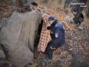 Na zdjęciu umundurowany policjant, który kontroluje miejsce, w którym przebywają osoby bezdomne.