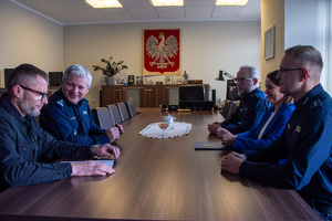 zdjęcie przedstawia zastępcę komendanta i urzędników w gabinecie