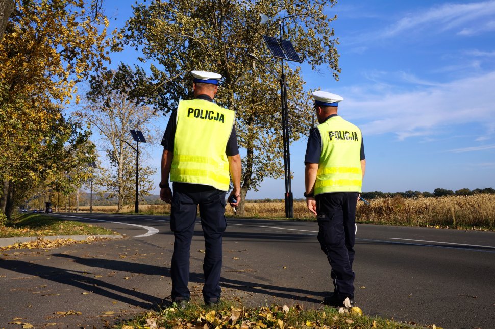 Policjanci podczas działań na terenie Czeiownki-Leszczyn.