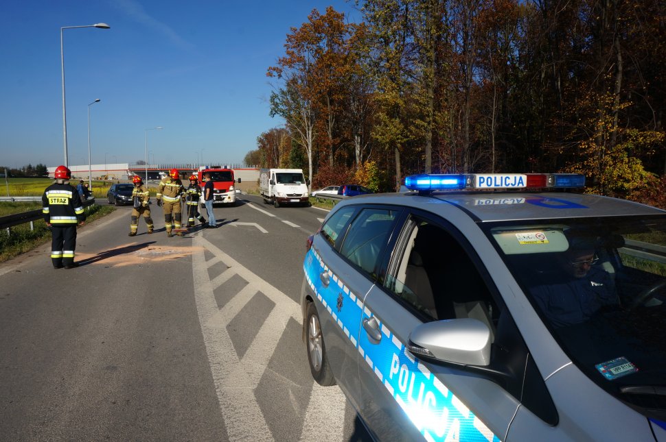 Miejsce zdarzenia drogowego. Policjanci wykonują czynności na miejscu groźnej kolizji.