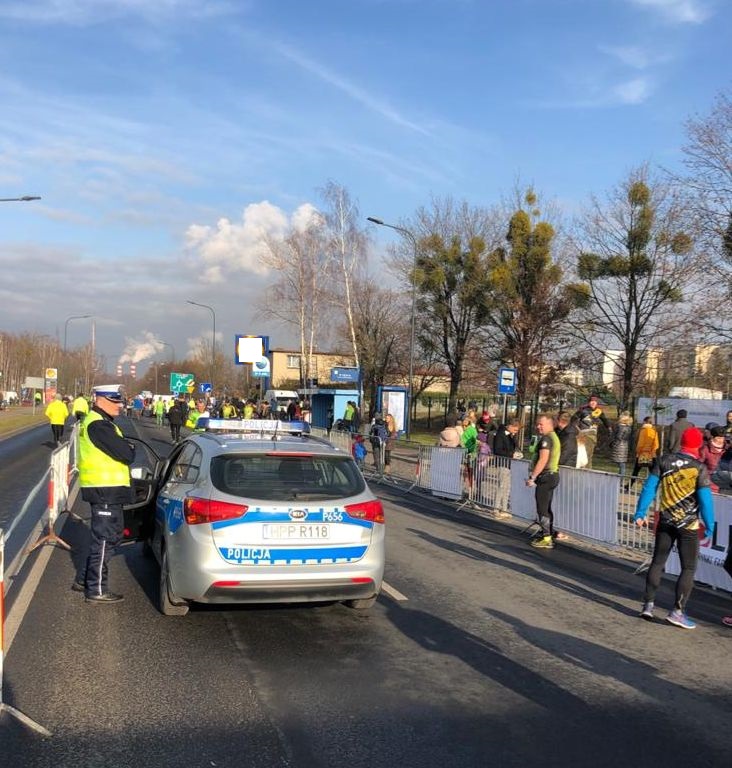 Impreza sportowa - policjanci dbają o bezpieczeństwo biegaczy