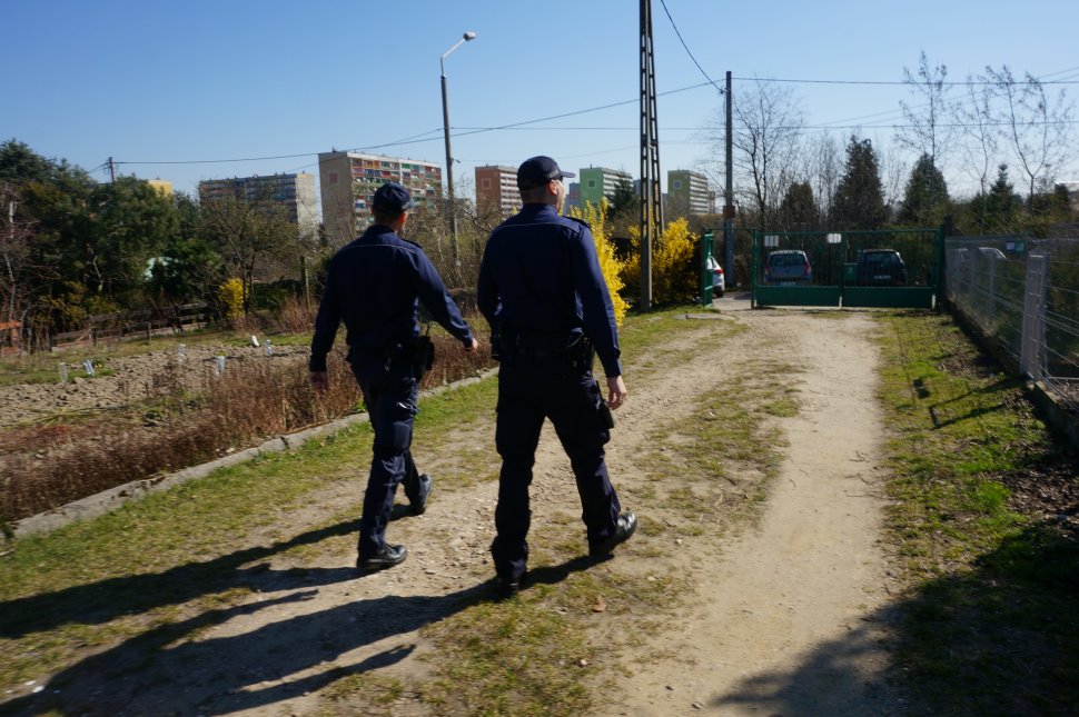 Policjanci podczas służby kontrolują rejon ogródków działkowych.