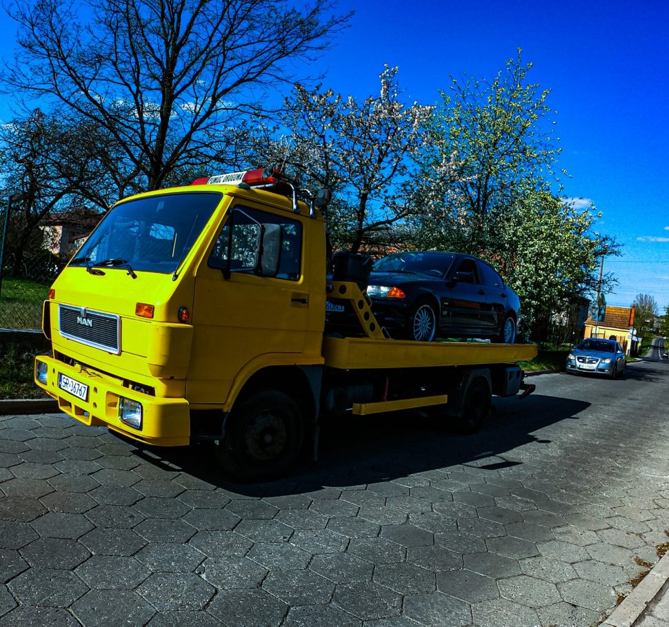 Policjanci zatrzymali kierującego bez prawa jazdy. |Jego samochód został odholowany na parking strzeżony.