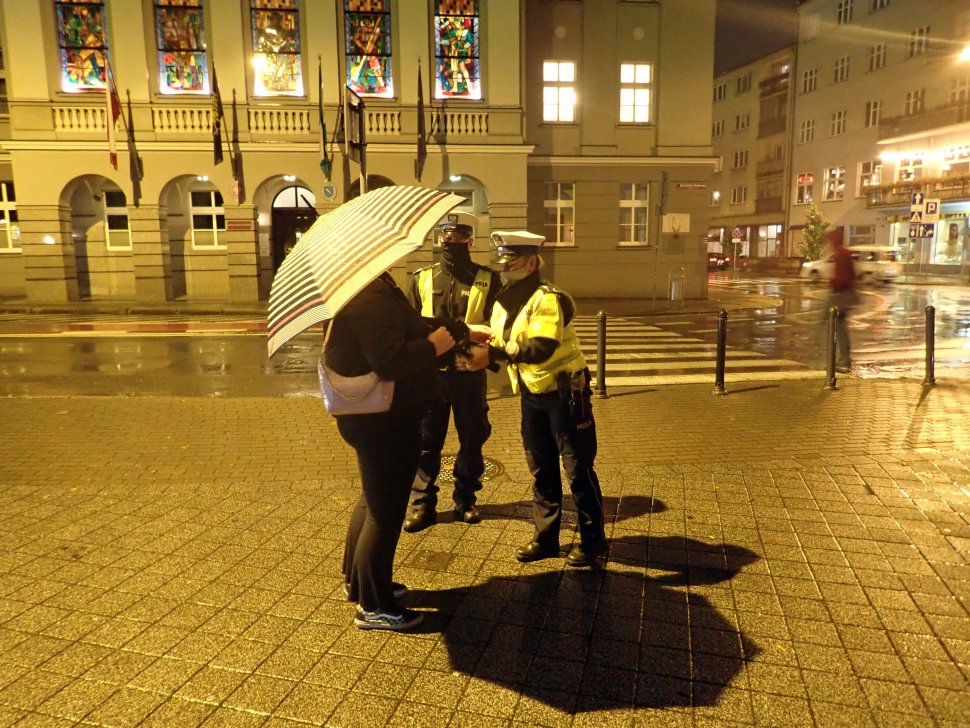 Policjanci ruchu drogowego rozdają odblaski.