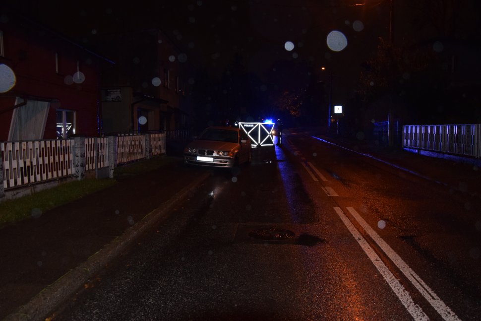 Wypadek śmieetelny w Rybniku. W tle samochód osobowy bmw i namiot z napisem policja. 