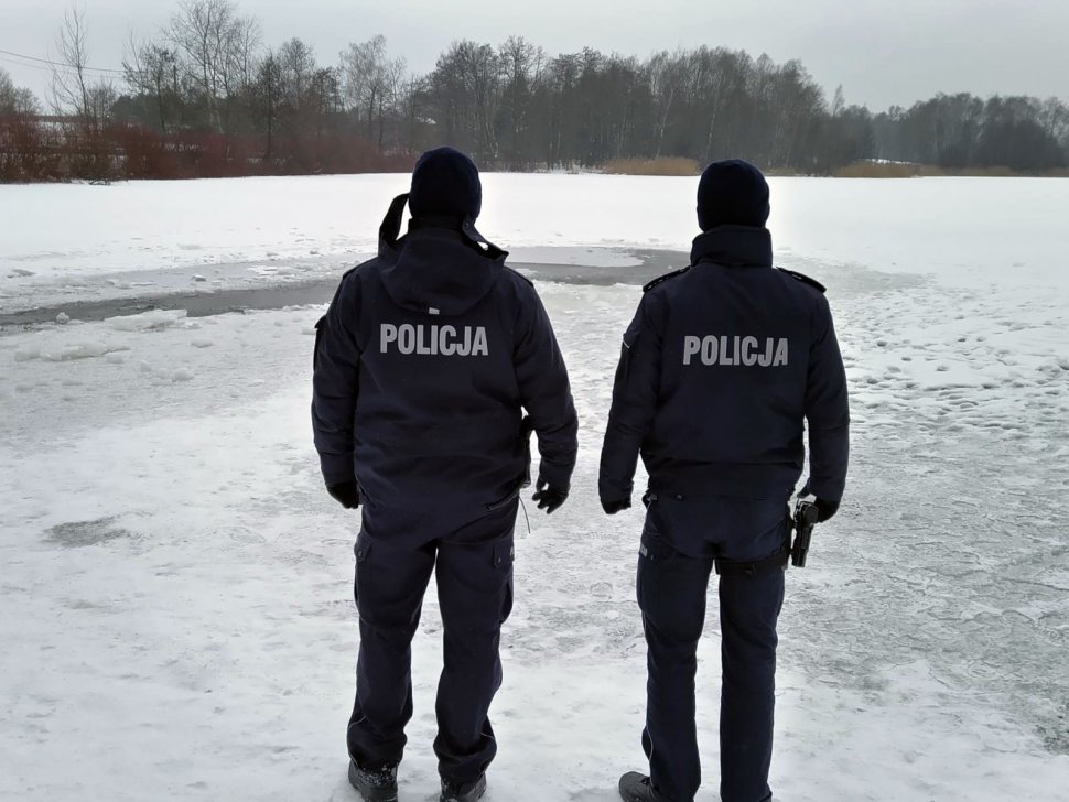 Policjanci kontrolują rejon zamarzniętych zbiorników wodnych,