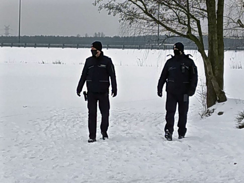 Umundurowani policjanci kontrolują rejon zbiorników wodnych.