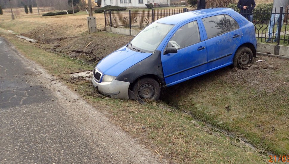 Uszkodzony samochód osobowy. Pijany kierowca wjechał do rowu.