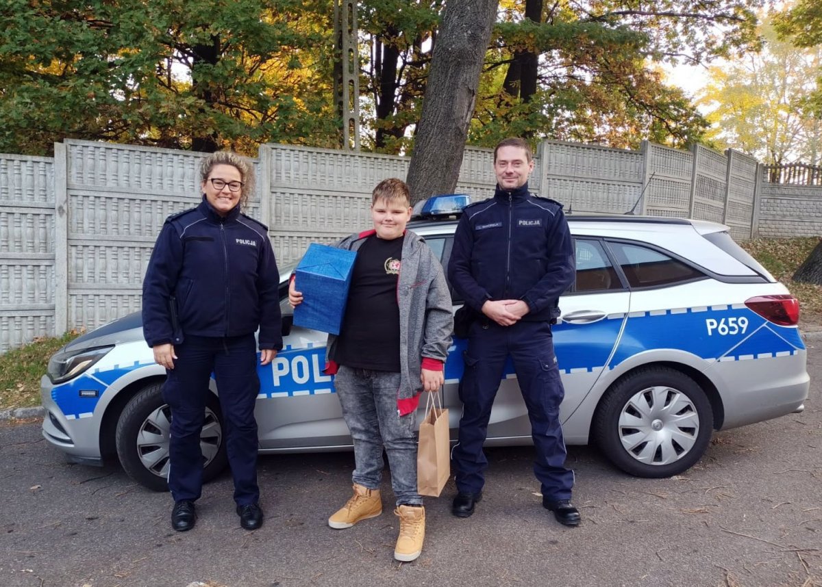 Policjanci spełnili marzenie Jasia i wręczyli mu upominki o których marzył.