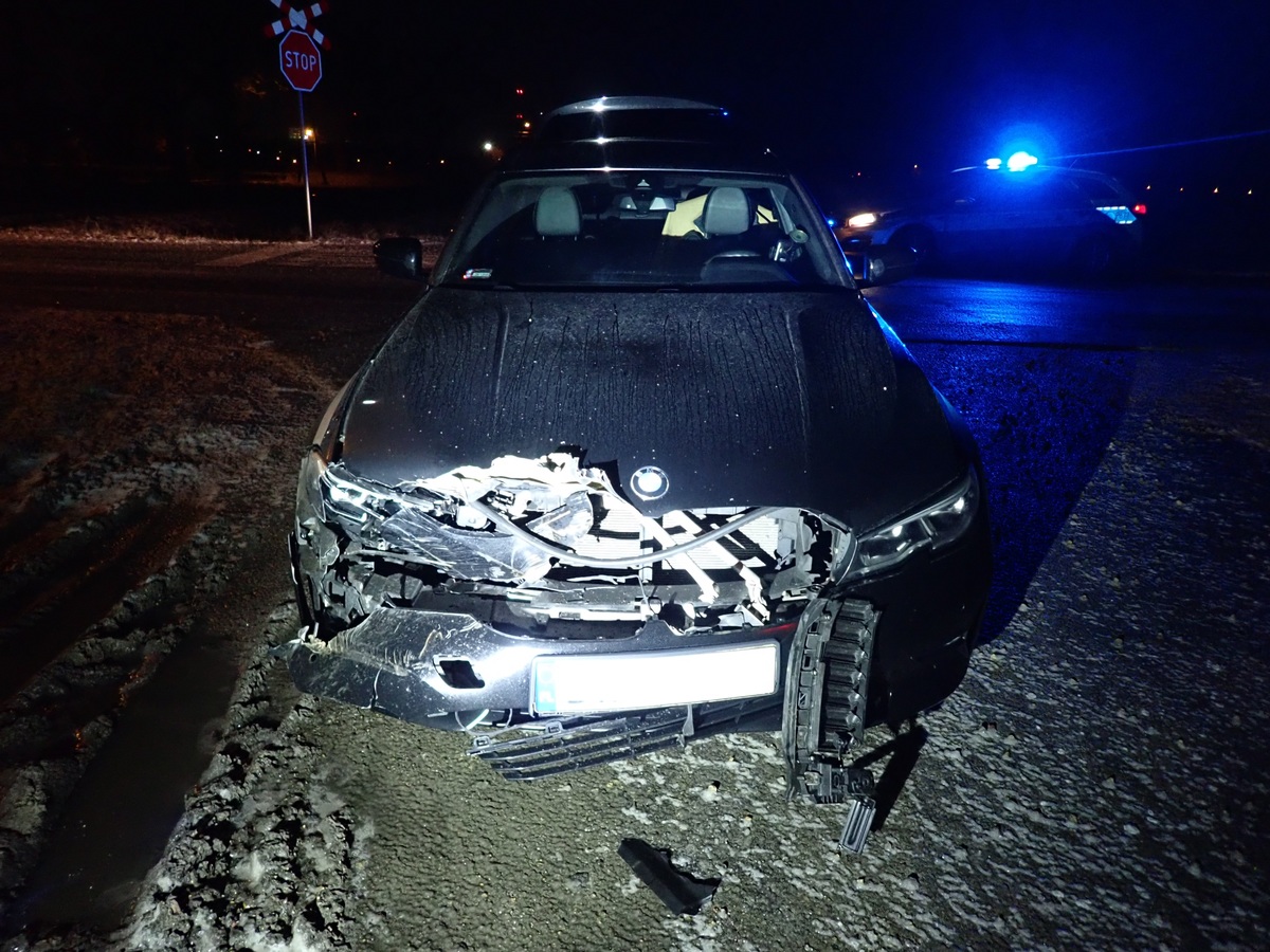 Uszkodzony samochód osobowy. Czerwionka-Leszczyny, ulica Ornontowicka.