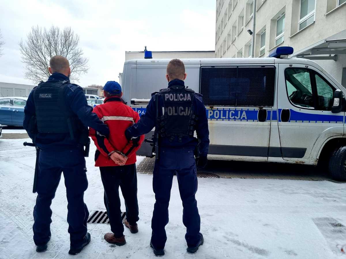 Policjanci wraz zatrzymanym 55-latkiem podejrzewanym o zabicie kota.