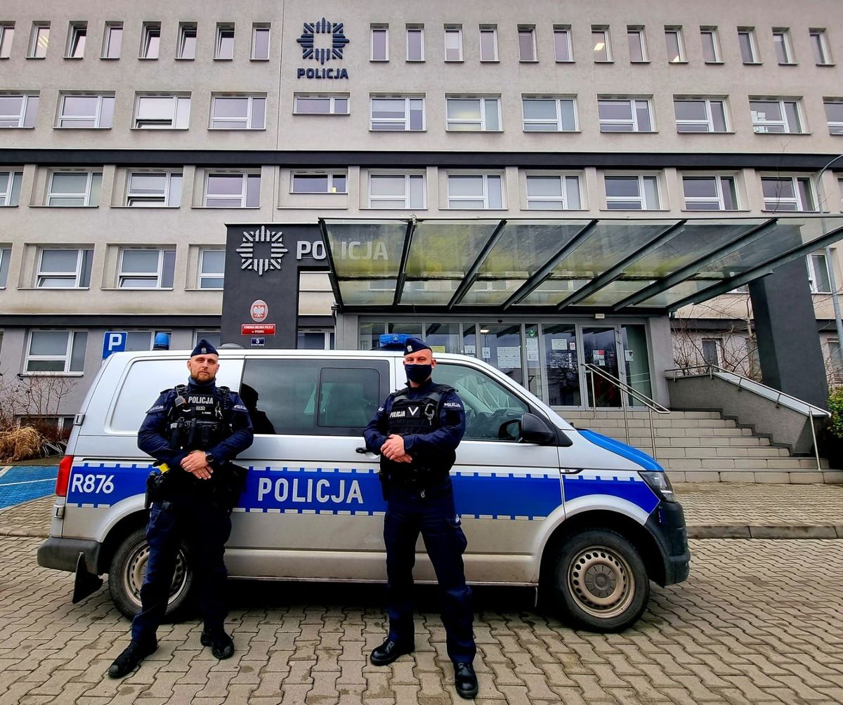 Policjanci z rybnickiej komendy, którzy byli jako pierwsi na miejscu pożaru mieszkania w kamienicy.