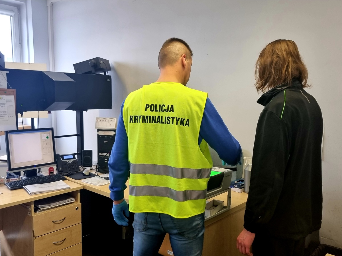 Zatrzymany praconik ochrony. Policjant z Wydziału Kryminalnego podczas czynności procesowych.