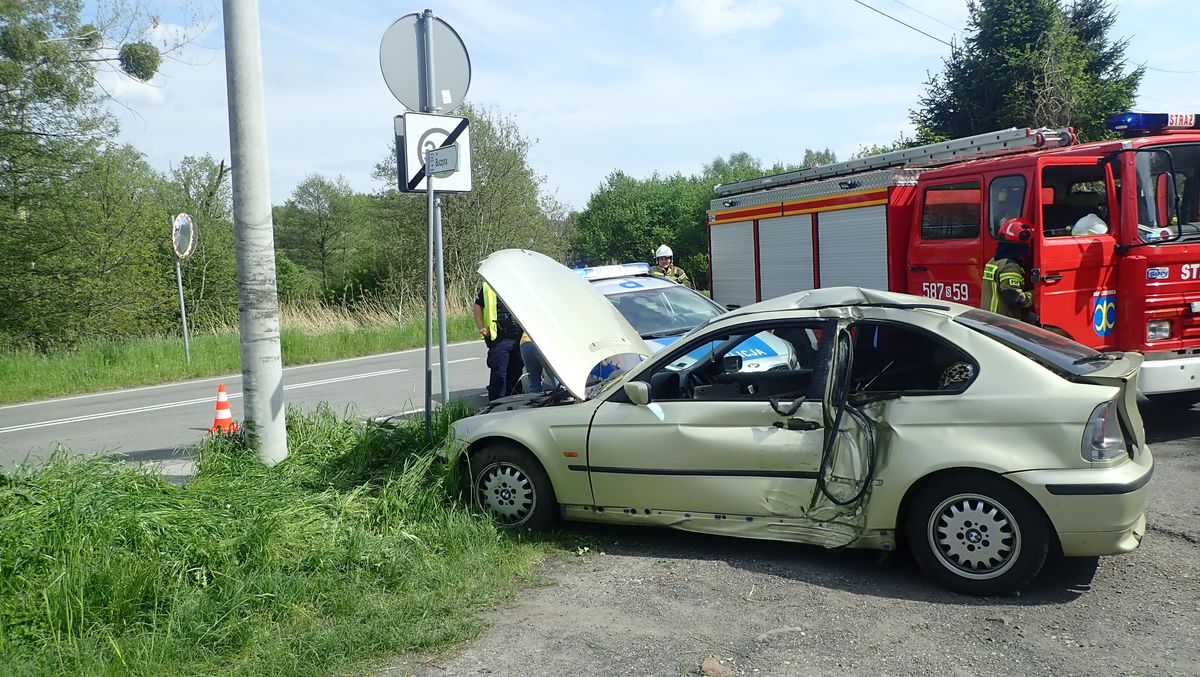 Czernica, ulica Wolności. Kierujący bmw wjechał w latarnię.