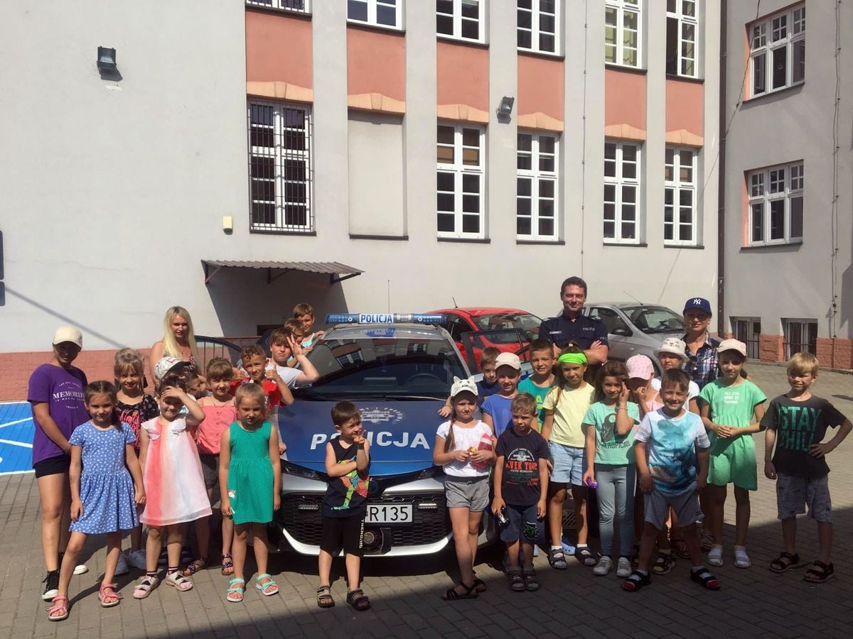 Policjanct spotkał się z dziećmi z Ukrainy.