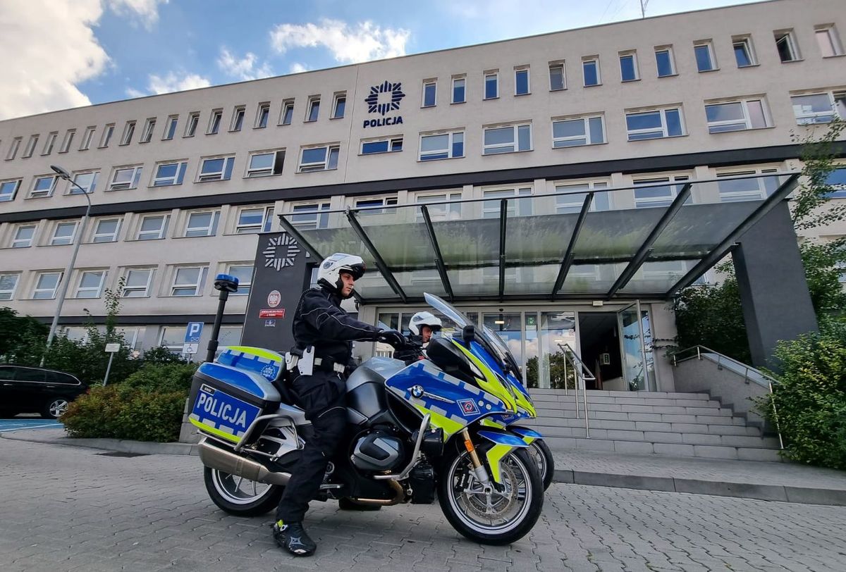 Policjanci na nowych motocyklach marki BMW R1250RT tuż przed rybnicką jednostką.