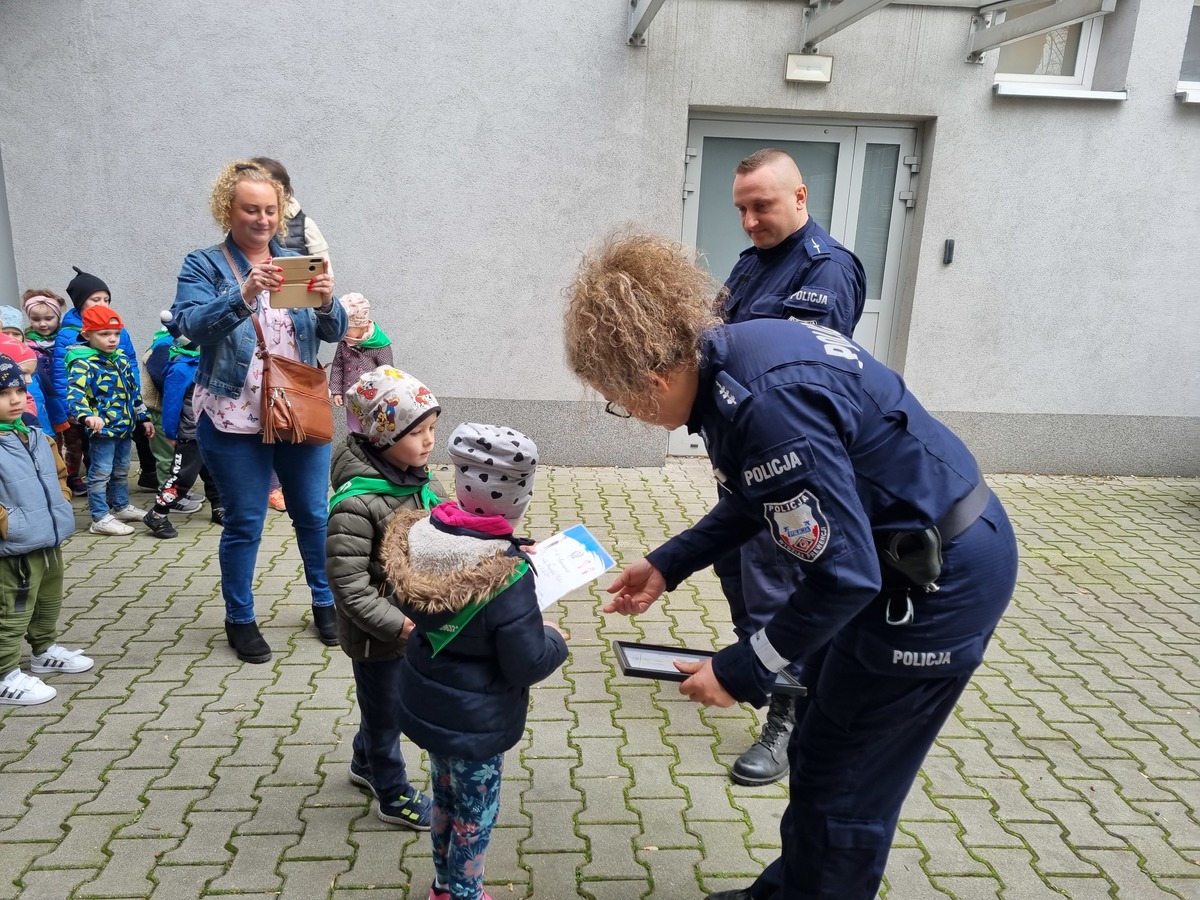 Policjantka otrzymała podziękowania od dzieci z przedszkola.