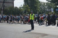 Policjanci podczas zebezpieczenia 70 Pieszej Rybnickiej Pielgrzymki na Jasną Górę