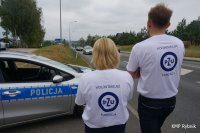 Policjanci rybnickiej drogówki, wspólnie z wolontariuszami Fundacji PZU