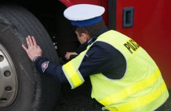 policjant kontroluje autokar