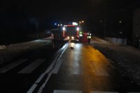 ulica górnośląska miejsce wypadku, w tle służby i pojazd straży pożarnej