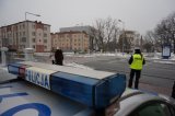 policjantka przy przejściu dla pieszych