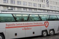 ambulans zaparkowany przed komendą