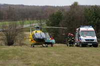 Helikopter LPR w oczekiwaniu na przyjęcie rannego. obok sti zaparkowana karetka pogotowia