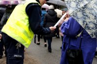 policjant wręcza odblask starszej pani