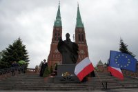 Fotografia kolorowa. Zdjęcie ilustruje Obchody Święta Konstytucji 3 Maja. W tle widać Bazylię św. Antoniego